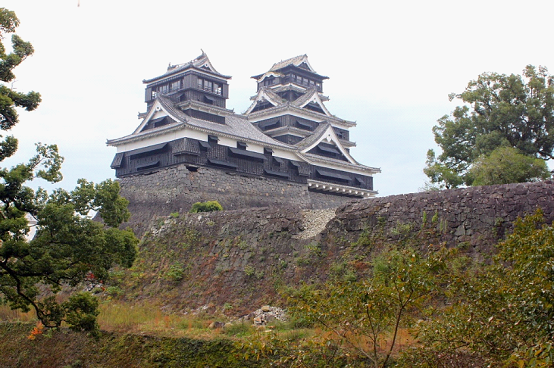 大天守（右）と小天守（北西方向から撮影）